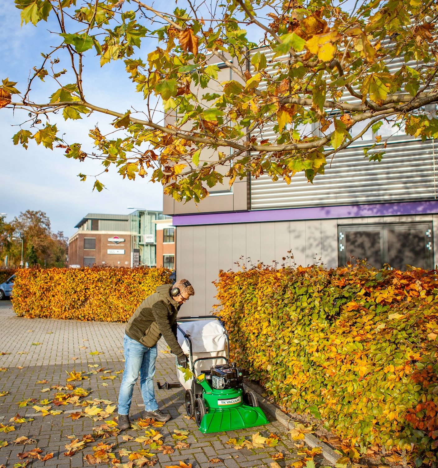 TKV601 SPEU shredder fuction demonstrated by male operator portrait superwide
