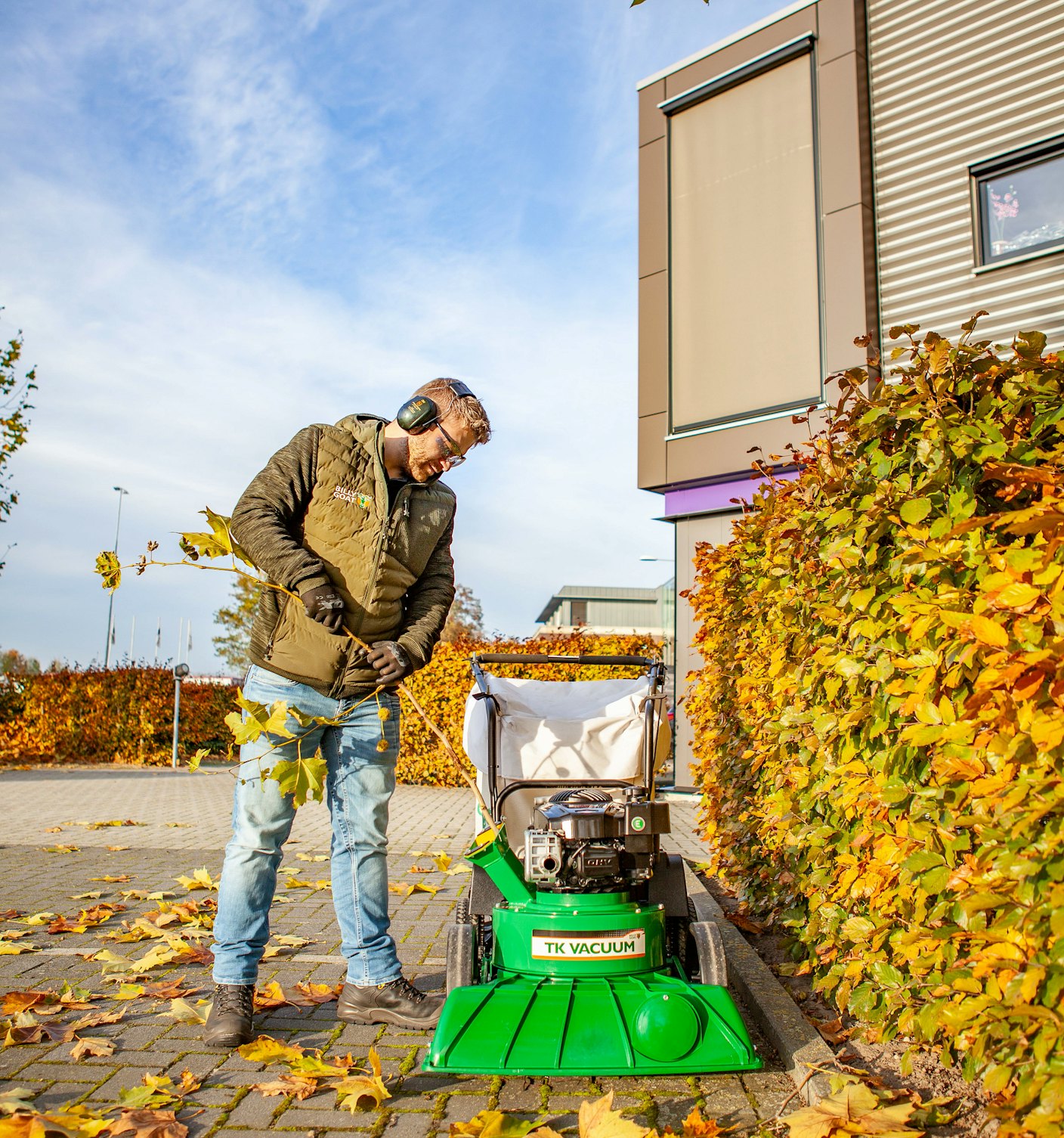 TKV601 SPEU shredder fuction demonstrated by male operator portrait wide