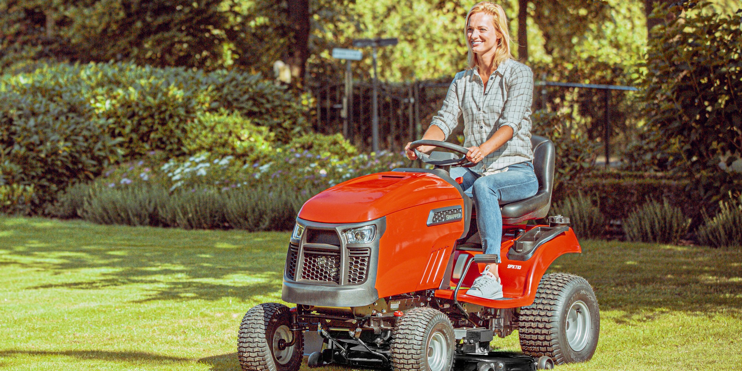 Femme tondant la pelouse avec SPX110