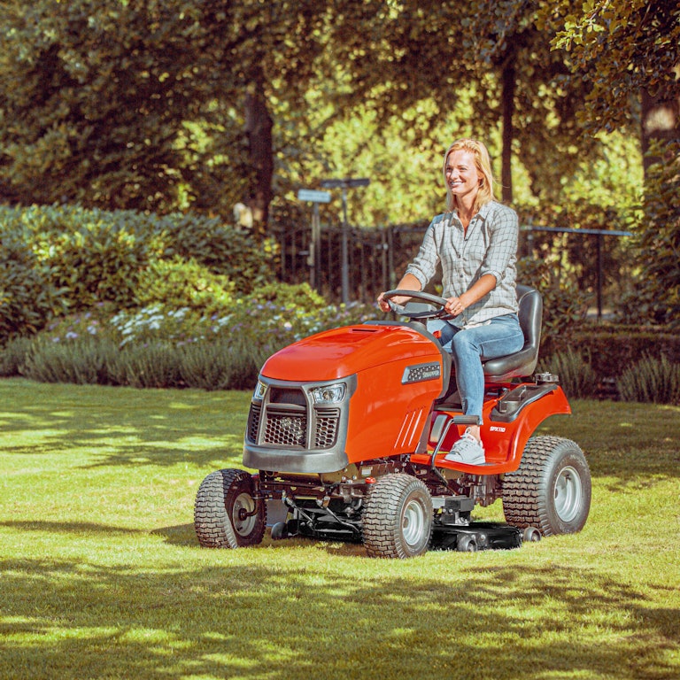 Femme tondant la pelouse avec SPX110