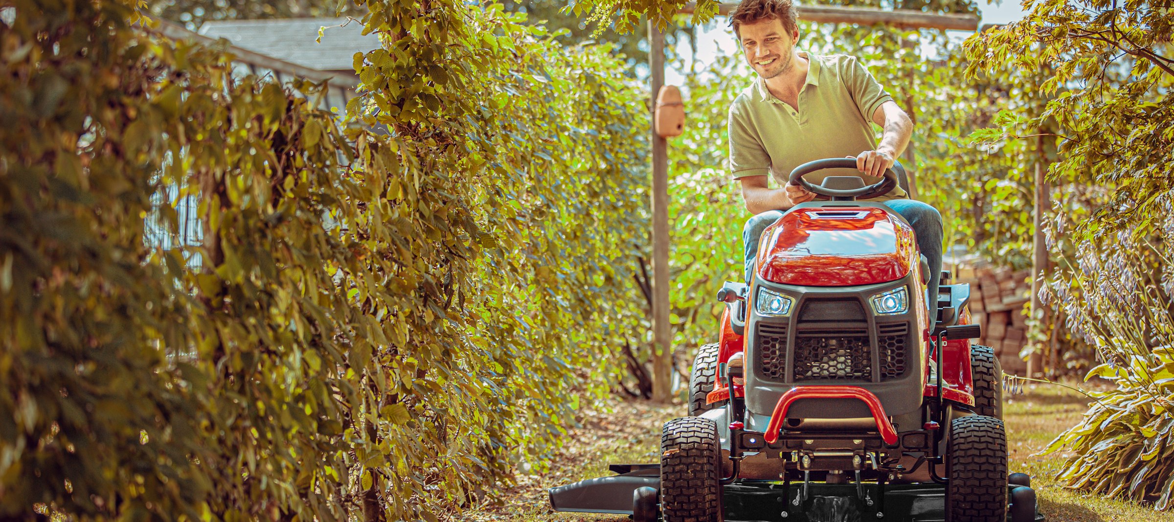 Homme fauchant le long d'une haie avec un SPX210
