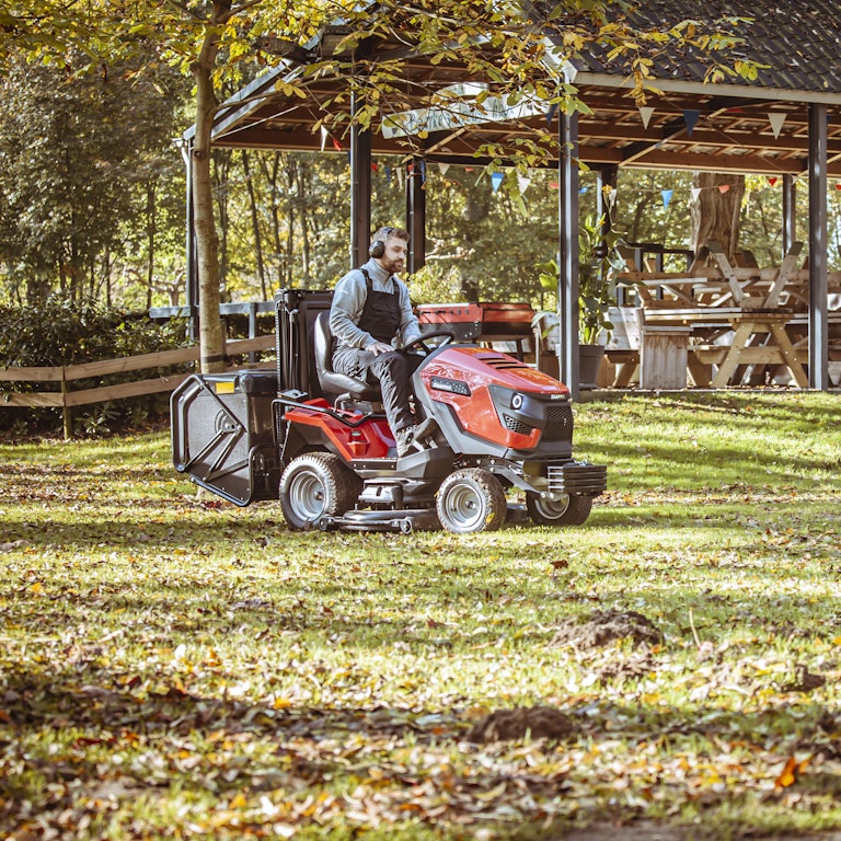 Side view of man on RTX122 HD collecting leaves