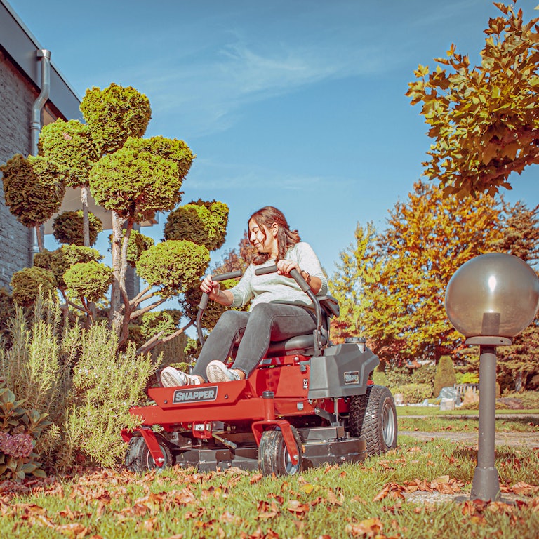 Vrouw maait naast bloembed met ZTX105